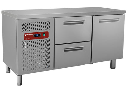 Refrigerating table composed of :