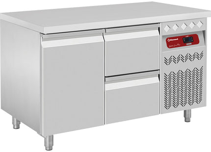 Refrigerating table composed of :