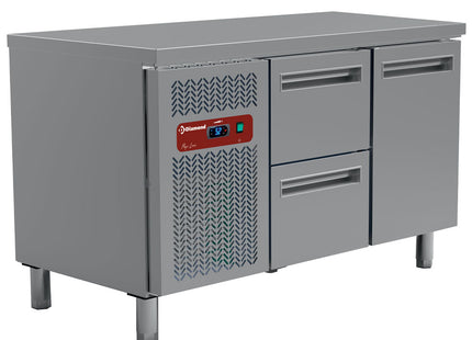 Refrigerating table composed of :