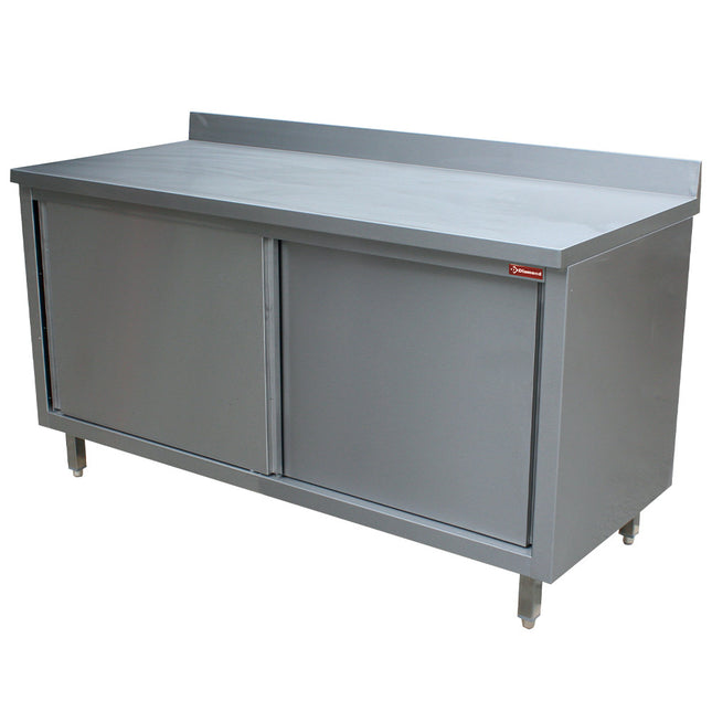 Table sur placard neutre, portes coulissantes, mur