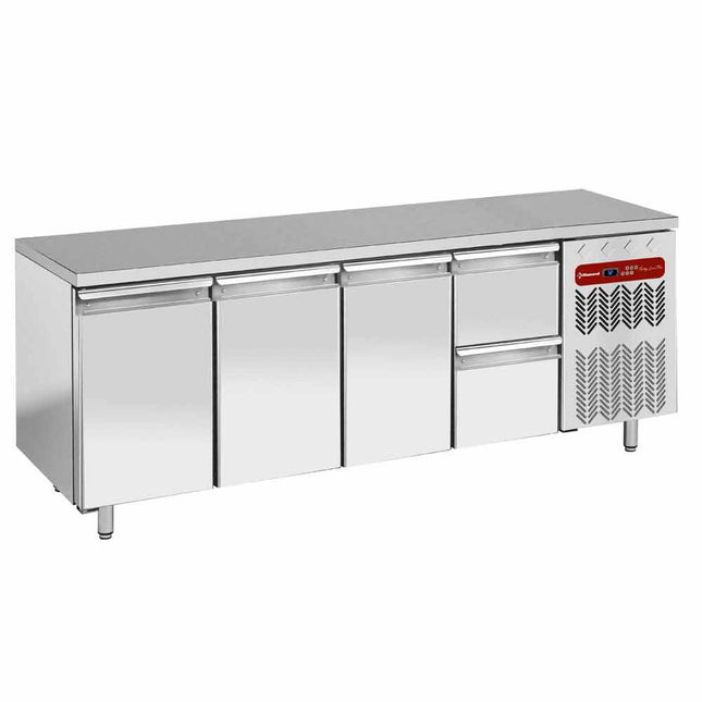 Refrigerating table composed of :