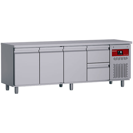 Refrigerating table composed of :