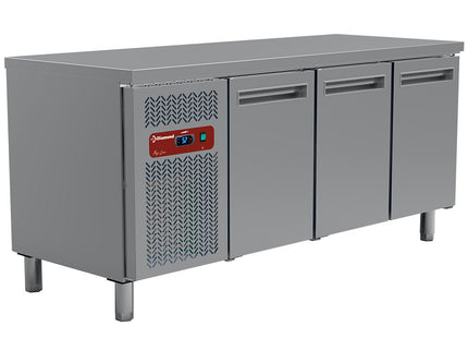 Refrigerating table composed of :