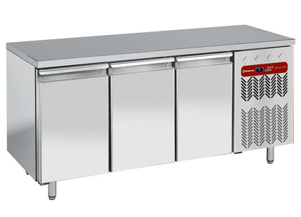 Refrigerating table composed of :